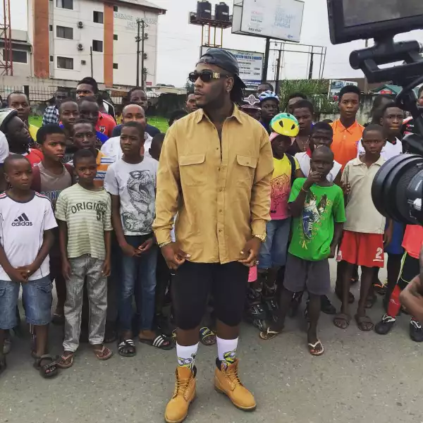 Burna Boy Poses With Ghetto Kids [See Photo]
